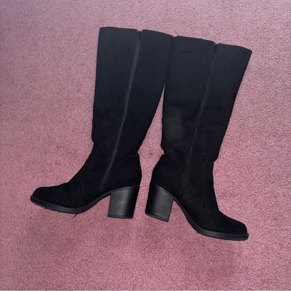Women's Black Knee-High Block Heel Boots - Picture 9 of 16